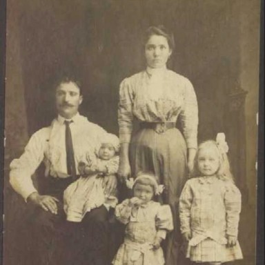 Nicola Antonacci and Angela Matarelli and family in 1913.
